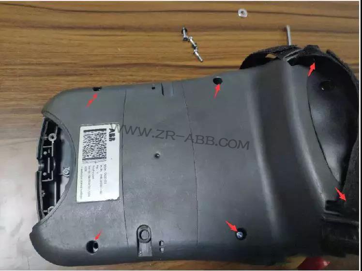 ABB機器人示教器維修拆解過程及更換步驟